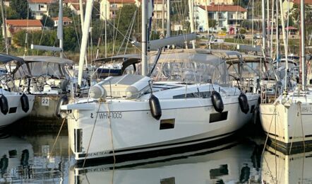 Bug Aussenaufnahme der Oceanis 51.1 "Obelix" in Pula in Kroatien