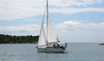 Backbord Aussenaufnahme der Sun Odyssey 349.2 "Marie" in Pula in Kroatien