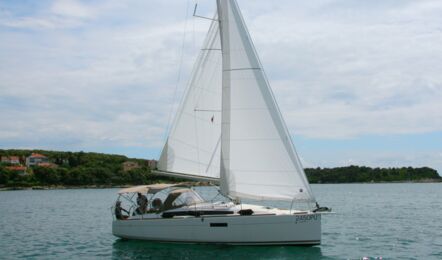 Steuerbord Aussenaufnahme der Sun Odyssey 349.2 "Marie" in Pula in Kroatien