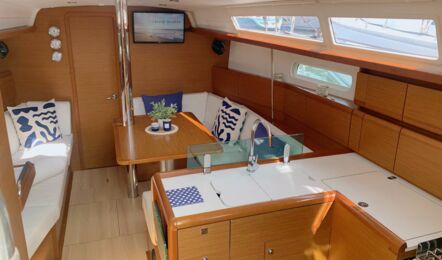 Salon Innenaufnahme der Sun Odyssey 389 "Max" in Flensburg