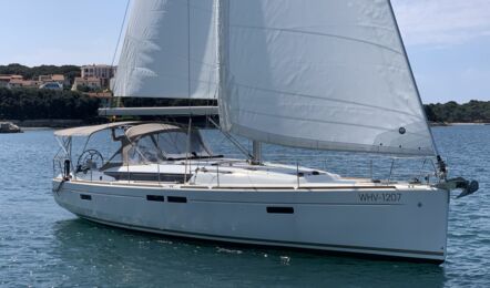 Steuerbord Bugaufnahme unter Segeln der Sun Odyssey 479 Vencel in Pula in Kroatien