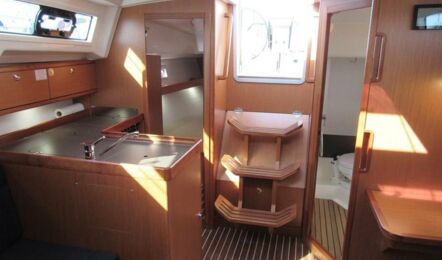 Salon Innenaufnahme der Bavaria cruiser 34.2 "Flow" in Heiligenhafen