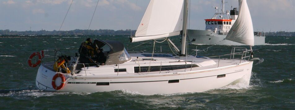 Steuerbord Aussenaufnahme der Bavaria cruiser 37 "Finnyocean" in Heiligenhafen