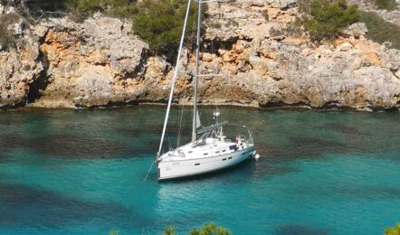 Bug Aussenaufnahme der Bavaria cruiser 45 "Eva" in Palma auf Mallorca