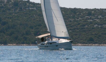 Steuerbord Bug Aussenaufnahme der Bavaria cruiser 46 "Beef" in Pula in Kroatien