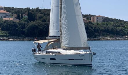 Steuerbord Bugaufnahme unter Segeln der Dufour 382.2 Gl "Lia" in Pula in Kroatien