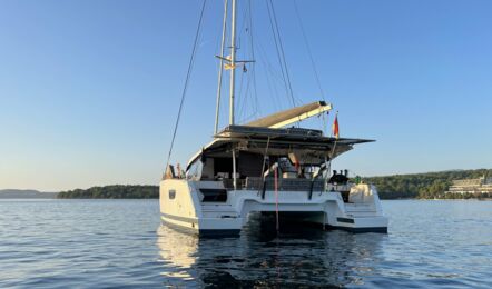 Heck Aussenaufnahme des Katamarans Elba 45 "Balu" in Punat in Kroatien