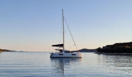 Steuerbord Aussenaufnahme des Katamarans Lagoon 40 "Vaiana" in Puant in Kroatien