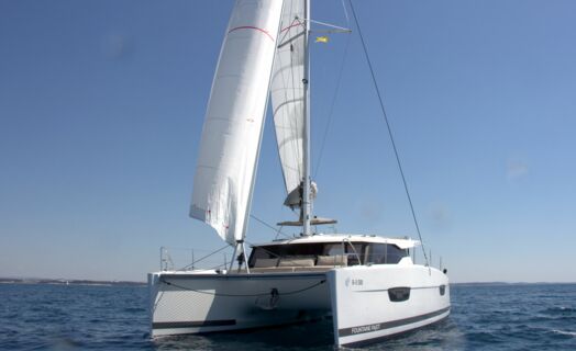 Backbord Bugaufnahme unter Segeln des Katamarans Lucia 40 Luna Rossa 2 in Pula in Kroatien