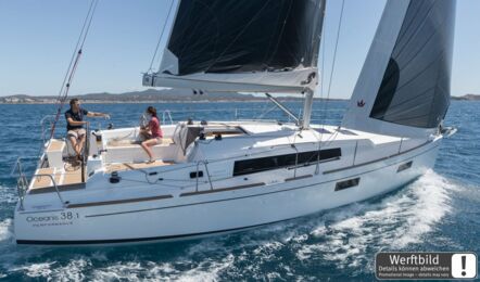 Steuerbord Aussenaufnahme einer Oceanis 38.1 in Heiligenhafen