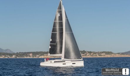 Steuerbord Aussenaufnahme einer Oceanis 38.1 in Punat in Kroatien