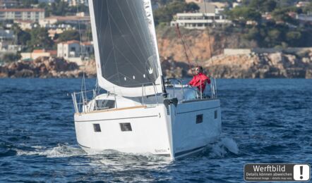 Bugaufnahme unter Segeln einer Oceanis 38.1 in Pula in Kroatien