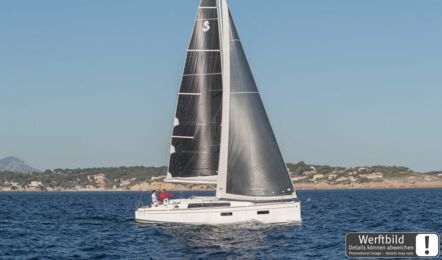 Steuerbord Aussenaufnahme einer Oceanis 38.1 in Punat in Kroatien