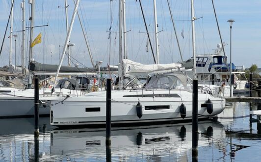 Steuerbord Aussenaufnahme der Oceanis 40.1 "Grisu" in Heiligenhafen