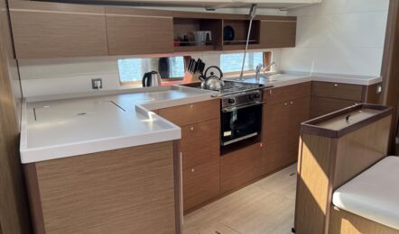 Pantry Innenaufnahme der Oceanis 46.1 in Heiligenhafen