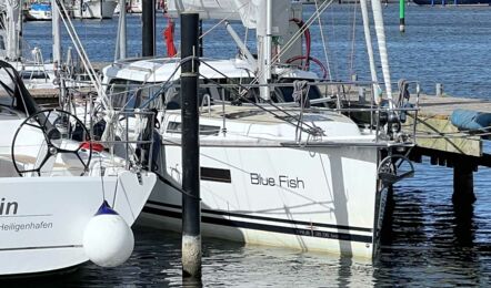 Bug Aussenaufnahme der Sirius 35DS "Blue Fish" in Heiligenhafen