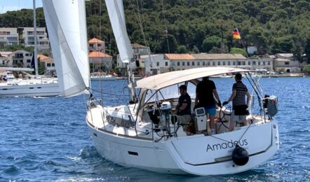 Heckaufnahme unter Segeln der Sun Odyssey 389 Amadeus in Rogoznica in Kroatien