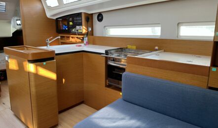 Pantry Innenaufnahme der Sun Odyssey 410 "Lara" in Punat in Kroatien