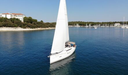 Backbord Bugaufnahme unter Segeln der Sun Odyssey 419 Mira in Pula in Kroatien