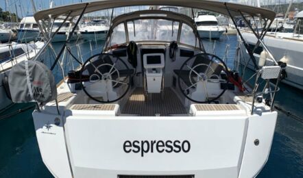 Heckaufnahme mit Sicht auf das Cockpit der Sun Odyssey 419 Espresso in Rogoznica in Kroatien