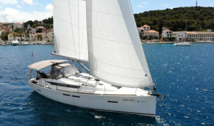 Steuerbord Bugaufnahme unter Segeln der Sun Odyssey 419 Espresso in Rogoznica in Kroatien