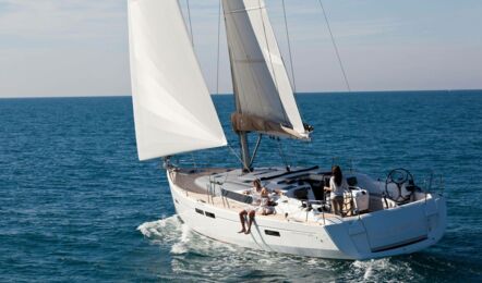 Backbord Heckansicht unter Segeln mit Gennaker einer Sun Odyssey 479 in Rogoznica in Kroatien