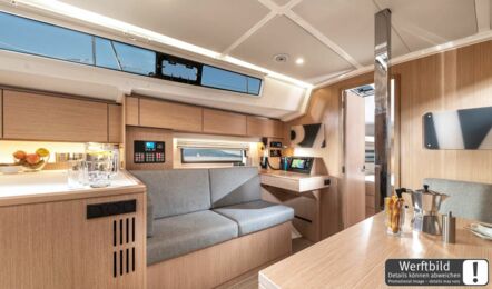 Salon Innenaufnahme einer Bavaria C42 in Heiligenhafen