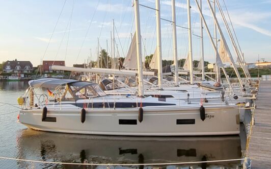 Steuerbord Aussenaufnahme der Bavaria C42 "Zazu" in Heiligenhafen