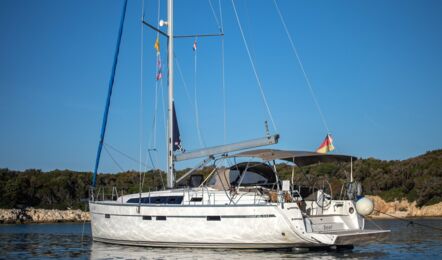 Backbord Heck Aussenaufnahme der Bavaria cruiser 46 "Beef" in Pula in Kroatien