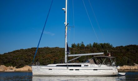 Backbord Aussenaufnahme der Bavaria cruiser 46 "Beef" in Pula in Kroatien