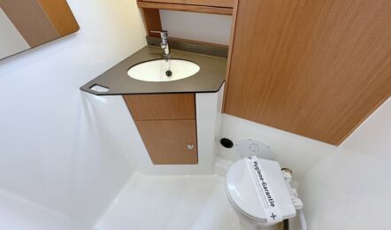 Toilette Achtern Steuerbord Innenaufnahme der Bavaria cruiser 51 "Jumbo" in Heiligenhafen