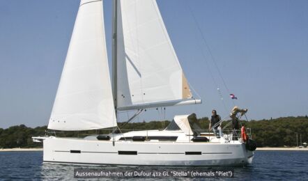 Backbord Aussenaufnahme unter Segeln der Dufour 412 GL Stella in Pula in Kroatien