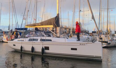 Steuerbord Bug Aussenaufnahme der Hanse 388 "Aiko" in Flensburg