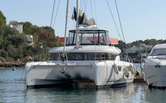 Bug Aussenaufnahme der Lagoon 51 "Selanja" in Can Pastilla auf Mallorca