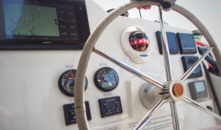 Steuerstand mit Navigationsinstrumenten des Katamarans Lucia 40 Leon in Rogoznica in Kroatien