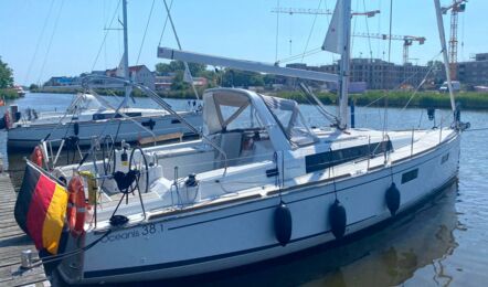 Steuerbord Aussenaufnahme der Oceanis 38.1 "Nature" in Greifswald