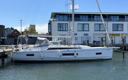 Steuerbord Aussenaufnahme der Oceanis 40.1 "Raya" in Heiligenhafen