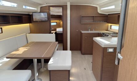 Salon Innenaufnahme der Oceanis 40.1 "Hatha" in Heiligenhafen