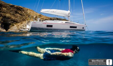 Steuerbordansicht einer OCeanis 46.1 von 1. Klasse Yachten vor Anker