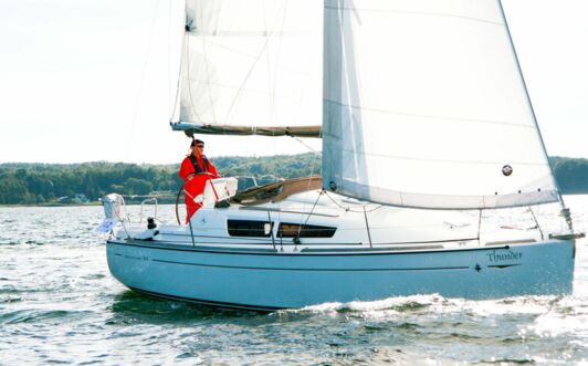 Aussenaufnahme der Sun Odyssey 30i Thunder in Flensburg