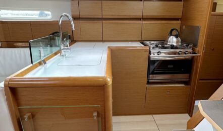 Pantry Aussenaufnahme der Sun Odyssey 389 "Lioba" in Heiligenhafen