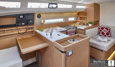 Pantry Innenaufnahme einer Sun Odyssey 410 in Palma auf Mallorca