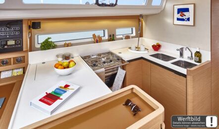 Pantry Innenaufnahme einer Sun Odyssey 440 in Heiligenhafen