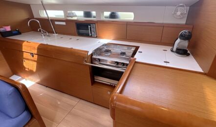 Pantry Innenaufnahme der Sun Odyssey 519 "Alea" in Can Pastilla auf Mallorca