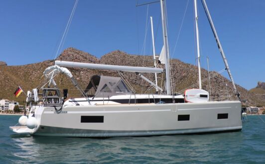 Steuerbord Aussenaufnahme der Bavaria C38 "Levante" in Palma auf Mallorca