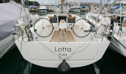 Heck Aussenaufnahme der Dufour 382 GL "Lotta" in Pula in Kroatien