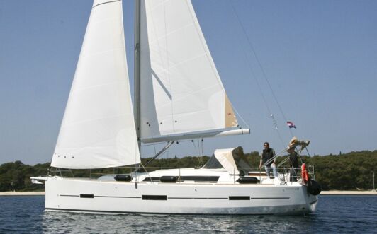 Backbord Aussenaufnahme unter Segeln der Dufour 412 GL Stella in Pula in Kroatien