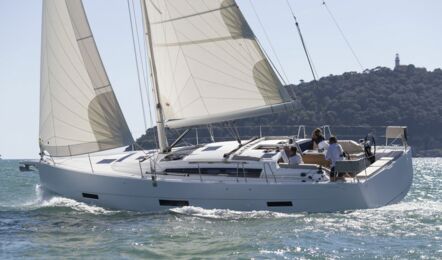 Backbordansicht eine Dufour 430 von 1. Klasse Yachten in Fahrt unter Segeln