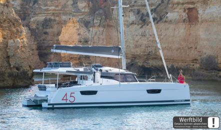 Steuerbord Aussenaufnahme eines Katamarans Elba 45 in Punat in Kroatien