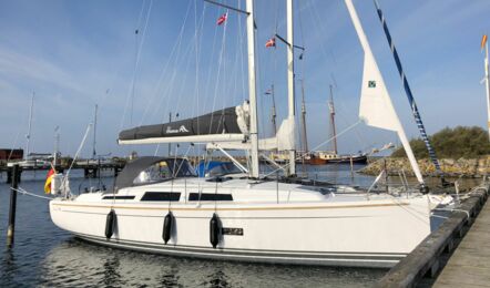 Steuerbord Bug Aussenaufnahme der Hanse 348 "Nalani" in Heiligenhafen